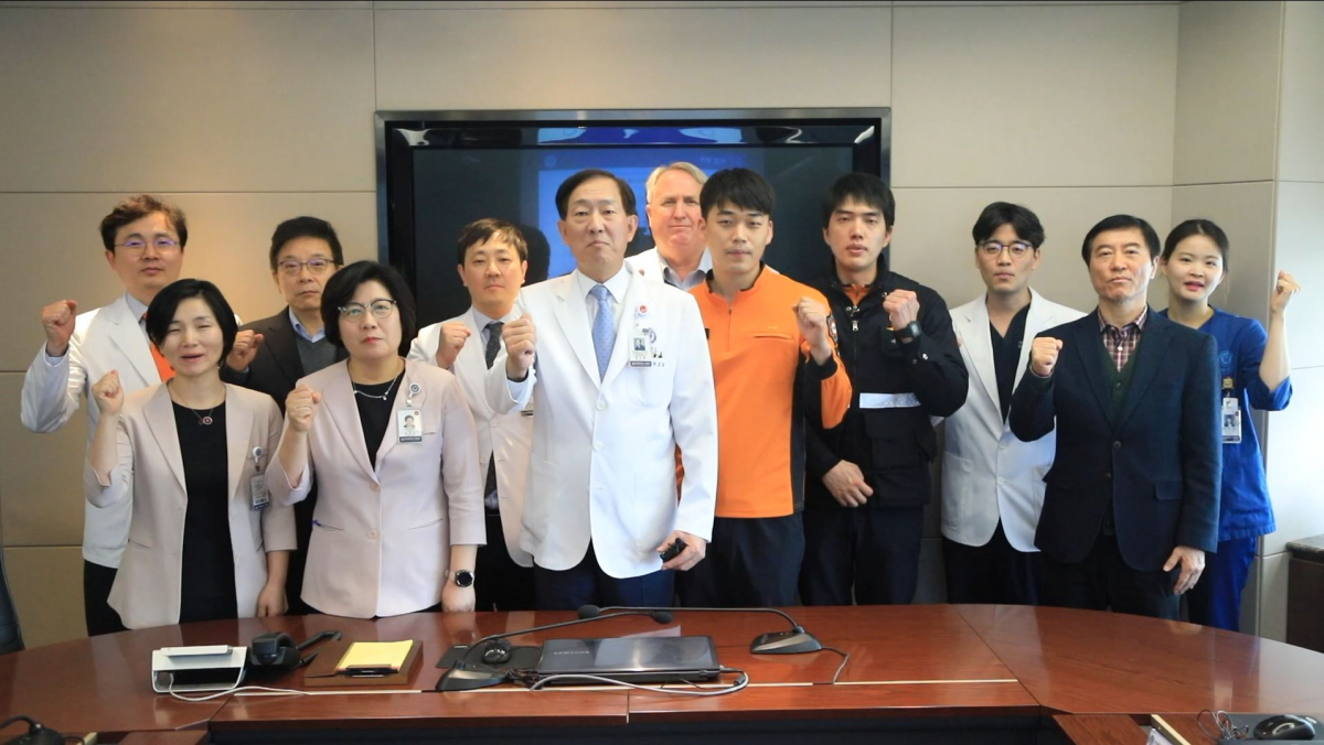 ▲윤도흠 연세의료원장과 장혁재 의료정보실장(사업단장)을 포함한 CONNECT-AI 사업단 일부 구성원이 지난 3월 한자리에 모여 시스템 개발을 향한 의지를 다지고 있다.(연세의료원)