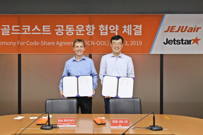 ▲3일 서울 강서구 하늘길 제주항공 회의실에서 진행한 ‘제주항공-제트스타 에어웨이즈 인천-호주 골드코스트 노선 공동운항 협약식’에서 이석주 제주항공 사장(오른쪽)과 앨런맥킨타이어 제트스타에어웨이즈 커머셜본부장이 기념사진 촬영을 하고 있다. 사진제공 제주항공