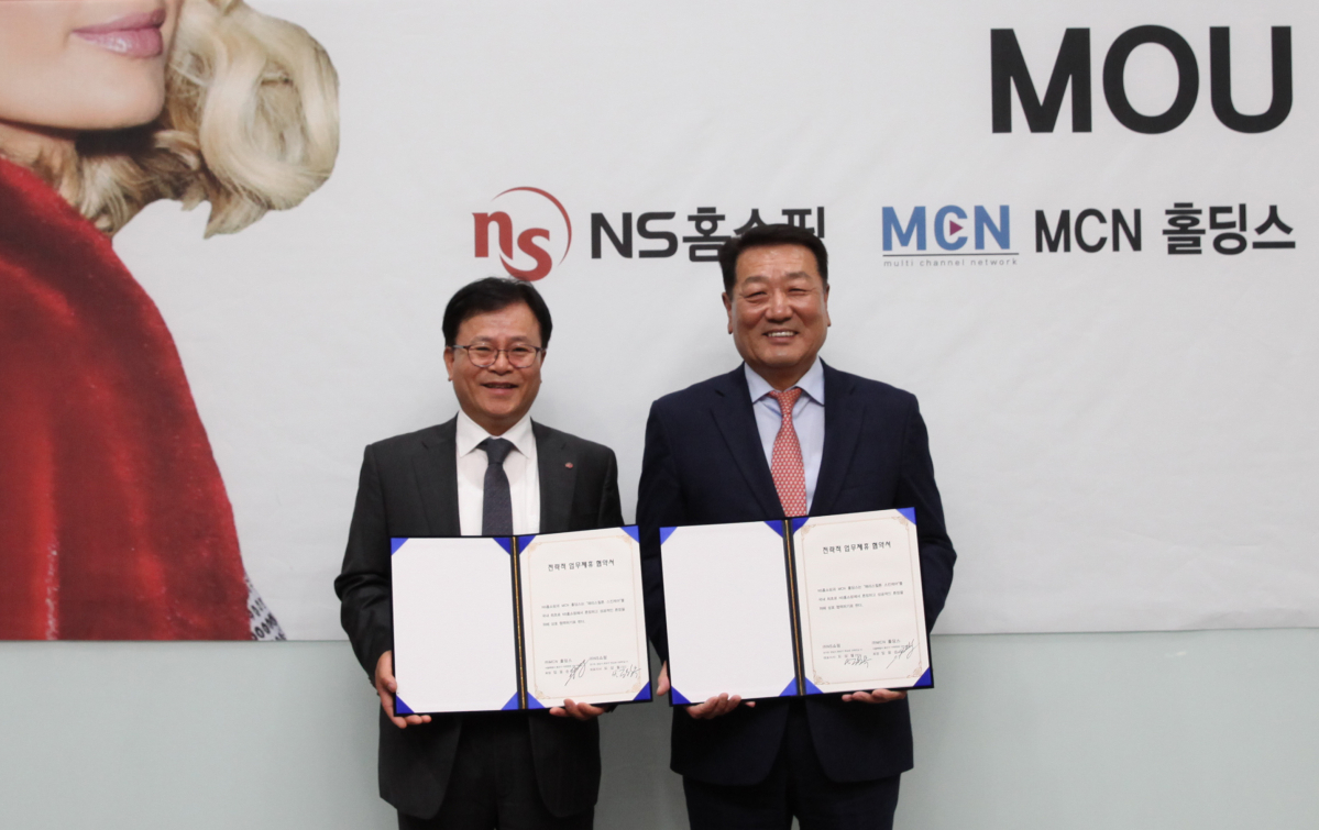 ▲‘패리스힐튼스킨케어’의 스킨케어 제품 ‘Pro D.N.A.’의 론칭을 위한 업무협약식에서 기념촬영을 하고 있다. 왼쪽 NS홈쇼핑 조항목 부사장, 오른쪽 MCN홀딩스 임응순 회장(사진제공=NS홈쇼핑)