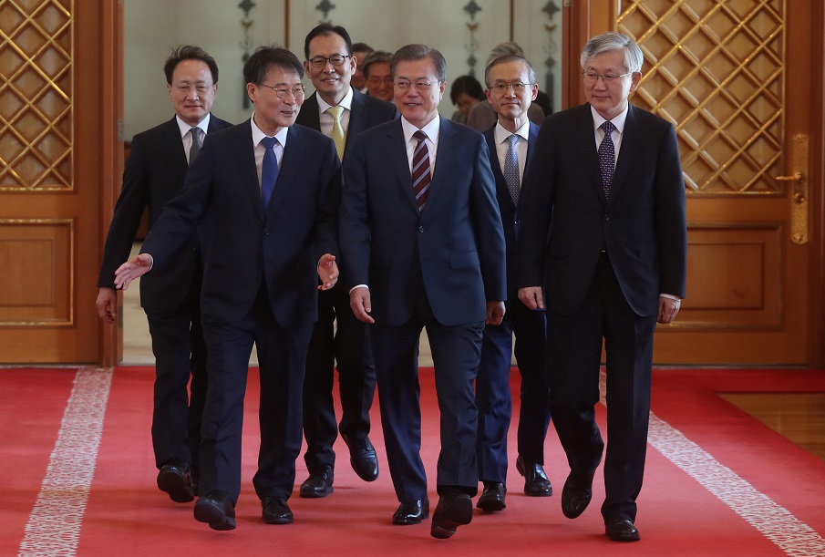 ▲문재인 대통령이 3일 오후 청와대에서 신임장을 수여한 대사들과 간담회장으로 이동하고 있다. 왼쪽부터 장하성 주중국 대사, 문 대통령, 남관표 주일본 대사. 뒷쪽은 왼쪽부터 이석배 주러시아 대사, 고형권 주OECD 대사, 임성남 주아세안 대사.(연합뉴스)