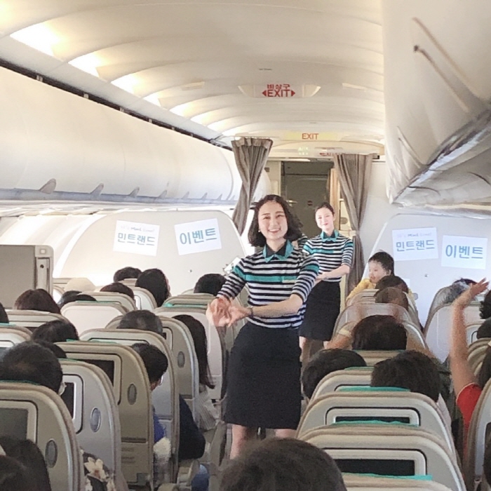 ▲에어서울 민트랜드팀 어린이날 기내 공연
