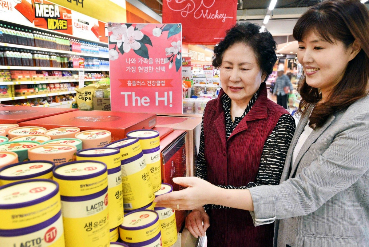 ▲고객들이 6일 서울 등촌동 홈플러스 강서점에서 건강기능식품들을 살펴보고 있다. (홈플러스)