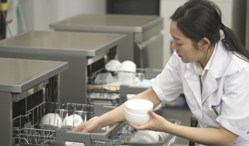 ▲부산대 연구원이 손 설거지와 동일한 조건으로 LG 디오스 식기세척기 실험을 진행하고 있다. (사진제공=LG전자)