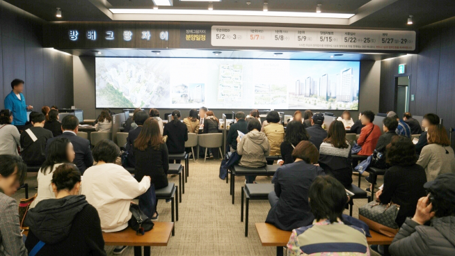 ▲방배그랑자이 견본주택 상담석 모습(사진=GS건설)