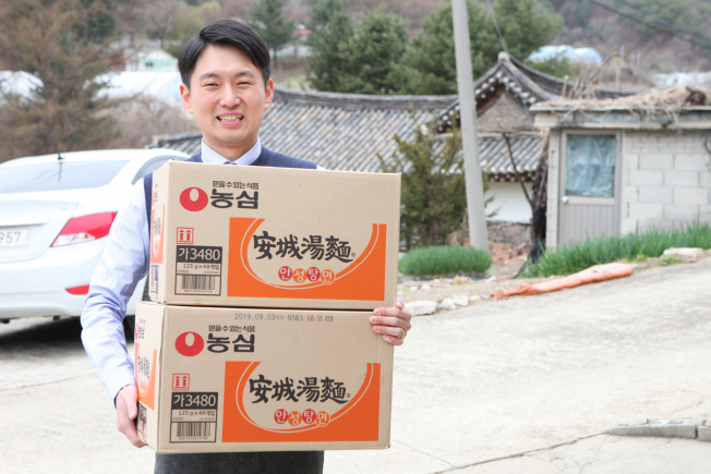 ▲할아버지께 라면을 갖다 드리는 농심 춘천지점 강한솔 대리.