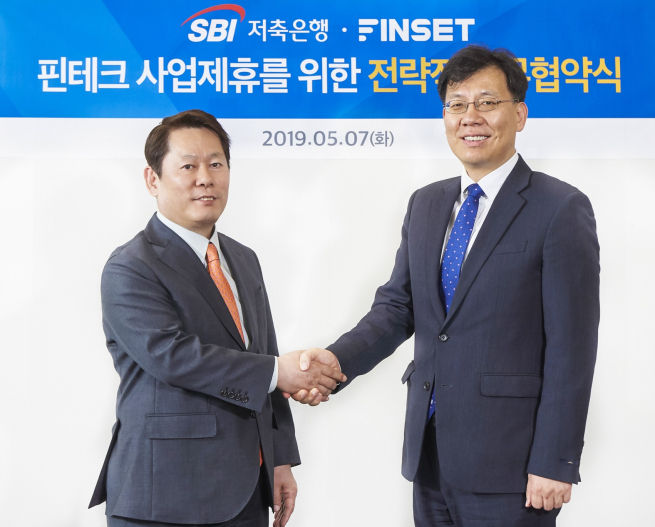 ▲SBI저축은행은 7일 서울 중구 본사에서 핀테크 업체 ㈜핀셋과 MOU를 체결했다. 사진 왼쪽부터 정진문 SBI저축은행 대표이사, 조영민 핀셋 대표이사(사진=SBI저축은행)