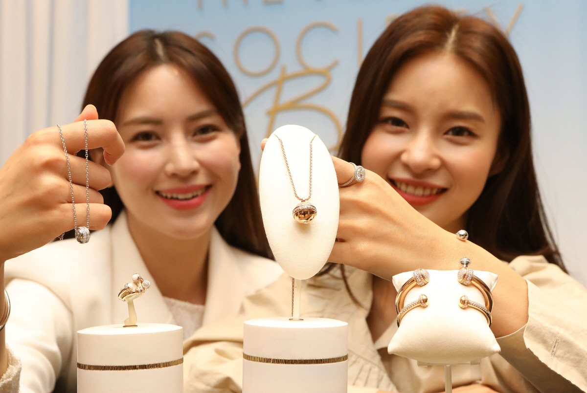 ▲ 7일 오전, 롯데백화점 소공동 본점 1층 피아제 팝업스토어에서 모델들이 피아제 ‘포제션 컬렉션’을 소개하고 있다.