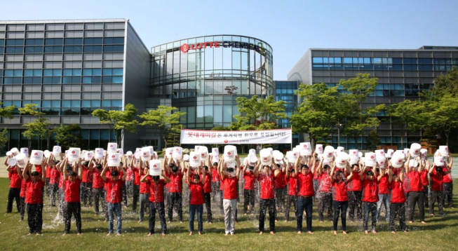 ▲임병연 롯데케미칼 대표가 지난 3일 대전 연구소에서 임직원 123명과 함께 ‘아이스버킷 챌린지’를 진행하고 있다. (사진제공=롯데케미칼)