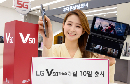 ▲LG전자 모델이 LG V50 씽큐를 소개하고 있다.  (사진제공=LG전자)