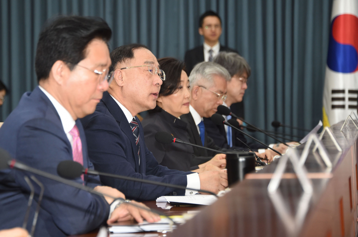 ▲홍남기 부총리 겸 기획재정부 장관(왼쪽 두번째)이 8일 정부서울청사에서 열린 제15차 경제활력대책회의를 주재, 모두발언을 하고 있다.(출처=기획재정부)