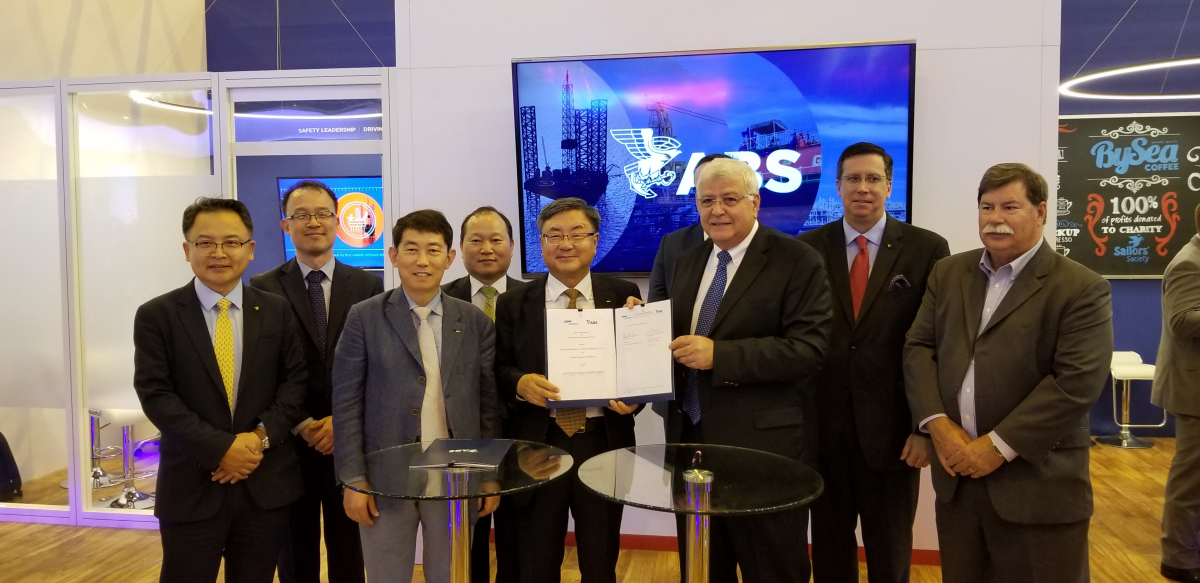 ▲8일 휴스턴 현지에서 이성근 대우조선해양 사장 (왼쪽에서다섯번째), 토니 나시프 ABS  최고운영책임자 (왼쪽에서여섯번째)를 비롯한 양사 관계자들이 기술협력 기본합의 체결식을 마친 뒤 기념촬영을 하고 있다. (사진제공=대우조선해양)