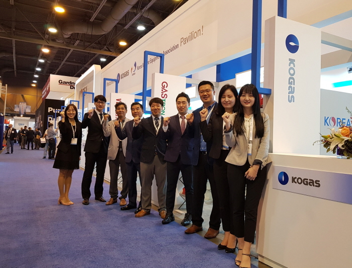 ▲‘2019 해양기술 박람회’에 설치된 ‘천연가스 산업 동반성장관’에서 한국가스공사 직원들이 파이팅을 외치고 있다.(한국가스공사)