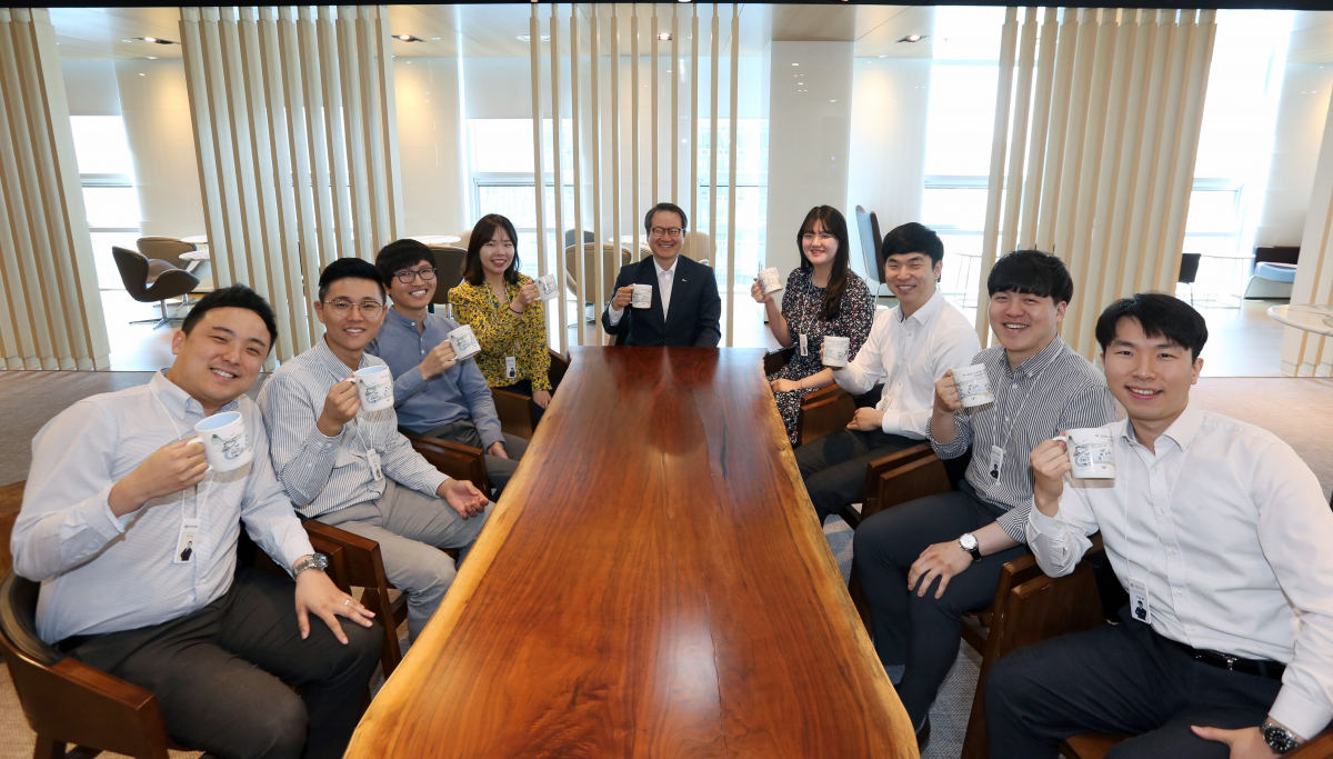 ▲성대규 신한생명 사장이 직원들과 함께 머그컵을 들고 차담을 나누며 캠페인 참여를 알리는 기념촬영을 하고 있다.(사진제공=신한생명)