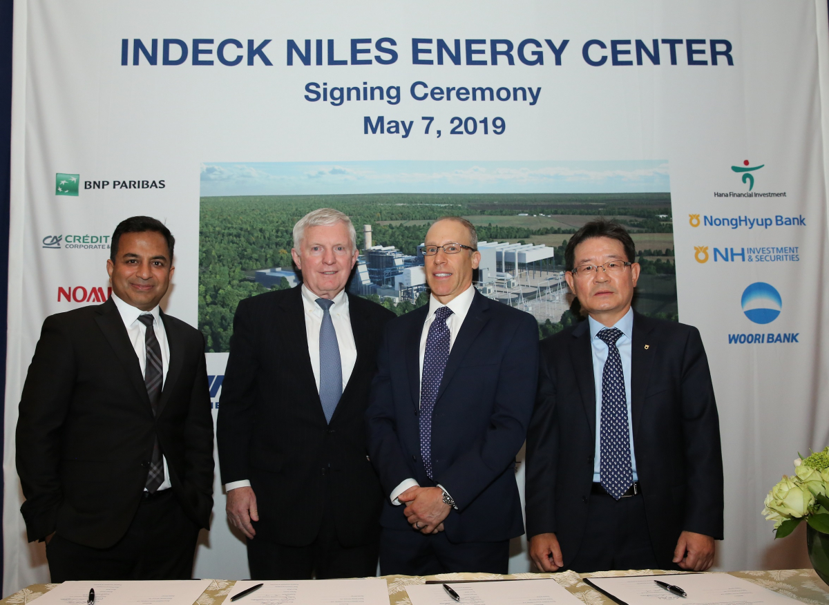 ▲농협은행은 7일 뉴욕 소재 롯데 뉴욕팰리스 호텔에서 금융조달 약정식을 가졌다. (왼쪽부터)노무라 증권 PF부문대표 Vinod Mukani, BNP Paribas 북미지역대표 Robert HwaleyJr. Credit Agricole CIB PF부문대표 Evan Levy, 농협은행 유윤대 기업투자금융부문 부행장.(사진제공=NH농협은행)