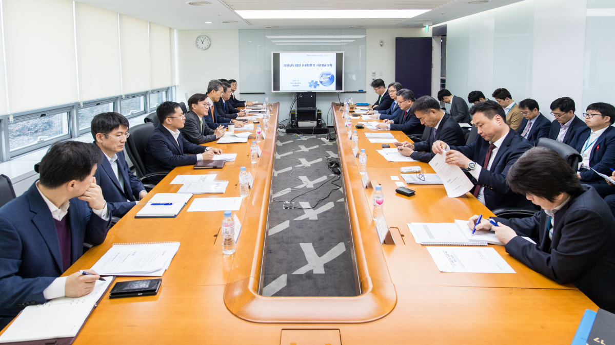 ▲한국수출입은행, 한국국제협력단 등 7개 기관이 8일 여의도 수은 본점에서 '중소중견기업의 국제조달시장 진출 지원을 위한 간담회'를 하고 있다.(사진제공=수출입은행)