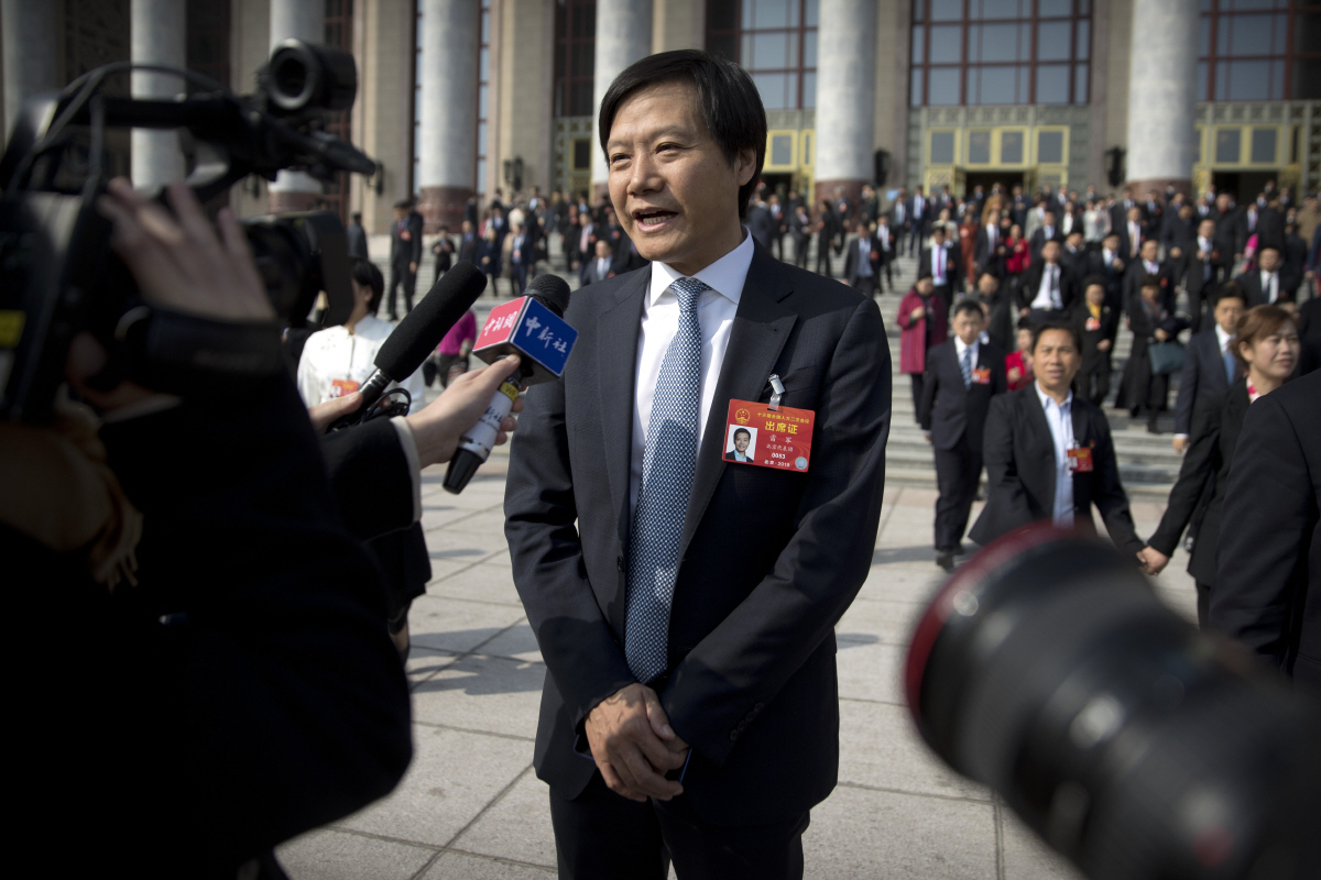 ▲중국의 전국인민대표대회(전인대) 개막을 하루 앞둔 지난 3월 4일 베이징 인민대회당에서 인민정치협상회의(정협) 전국위원인 전자제품업체 샤오미의 레이쥔 회장이 기자들의 질문에 답하고 있다. 베이징/AP연합뉴스