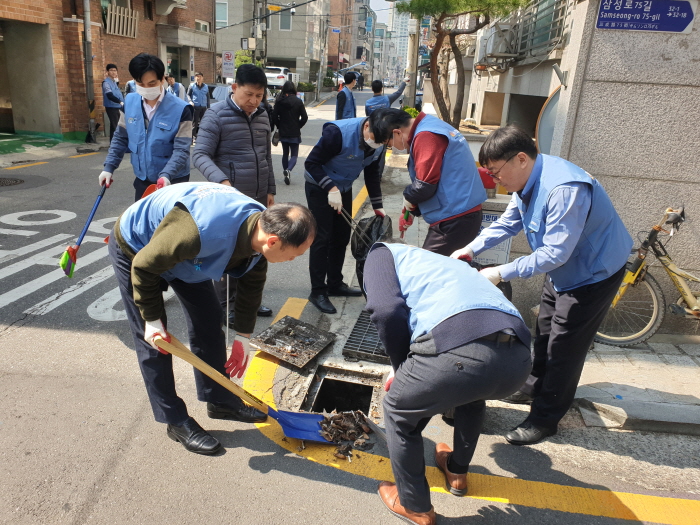 ▲포스코 ‘싸리비 봉사단’이 서울 강남구 포스코센터 인근 도로를 청소하고 있다. 사진제공 포스코