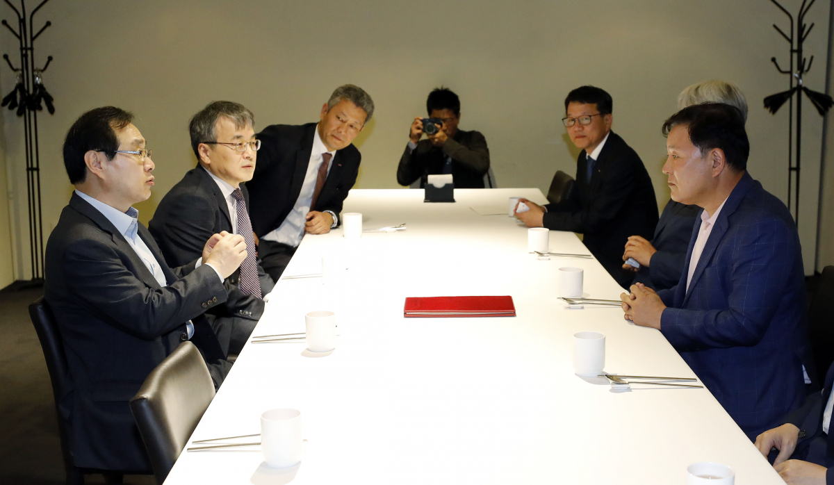 ▲류장수(왼쪽) 최저임금위원회 위원장이 8일 서울 중구 한 식당에서 운영위원들과 내년도 최저임금을 심의할 최저임금위원회 운영위원회 일정 등을 논의하고 있다. (뉴시스)