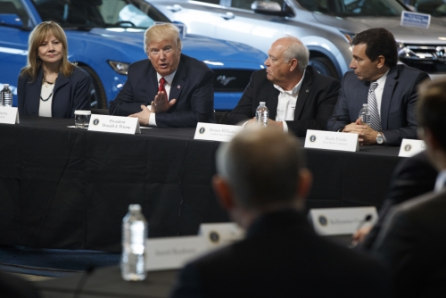 ▲도널드 트럼프(왼쪽에서 두 번째) 미국 대통령이 2017년 3월 15일(현지시간) 미시간주 입실런티타운십에서 열린 자동차 산업 관계자들과의 회동에서 발언하고 있다. 왼쪽은 메리 바라 GM 최고경영자(CEO). 트럼프 대통령은 8일 GM이 폐쇄했던 오하이오 로즈타운 공장을 전기자동차업체에 매각하는 논의를 하고 있다는 소식에 GM을 칭찬했다. 입실런티/AP뉴시스
