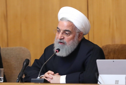 ▲하산 로하니 이란 대통령이 4월 24일(현지시간) 테헤란에서 열린 내각회의에서 발언하고 있다. 로하니 대통령은 이 자리에서 이란산 원유 수출을 전면 제재하기로 한 미국을 ‘흉기를 든 사람’이라고 맹비난했다.  /EPA연합뉴스
