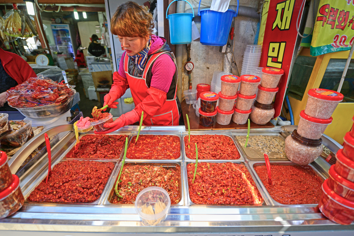 ▲다양한 젓갈을 판매하는 상점.