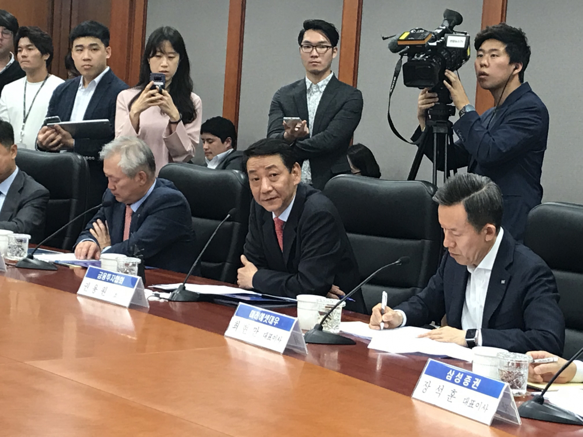 ▲권용원(가운데) 금융투자협회장이 9일 오후 서울 여의도 금투센터에서 열린 '금융투자회사의 혁신금융 활성화를 위한 현장간담회'에서 발언을 하고 있다. (김나은 기자 better68@)