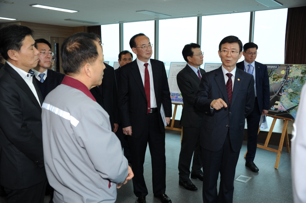 ▲문성혁 해양수산부 장관이 지난달 26일 인천신항을 방문해 현장점검을 하고 있다.(출처=해양수산부)