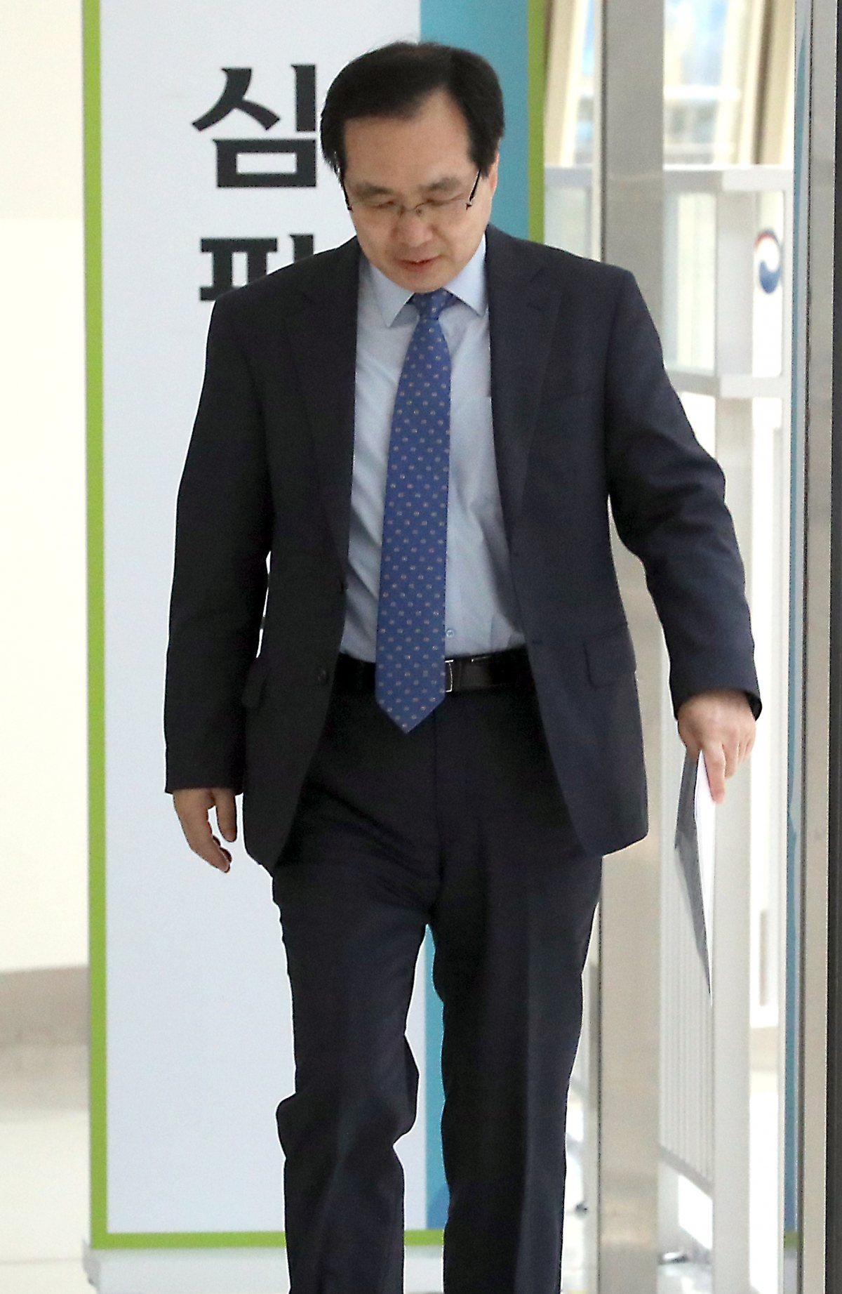 ▲류장수 최저임금위원장이 9일 오후 정부세종청사에서 열린 기자회견장으로 향하고 있다. 류 위원장은 이날 "3월 초에 사직서를 제출해 사퇴 의사를 밝혔고, 그건 그대로 유효하다"며 "위원장직에서 사퇴하고 공익위원에서도 물러나는 것"이라고 밝혔다.(뉴시스)