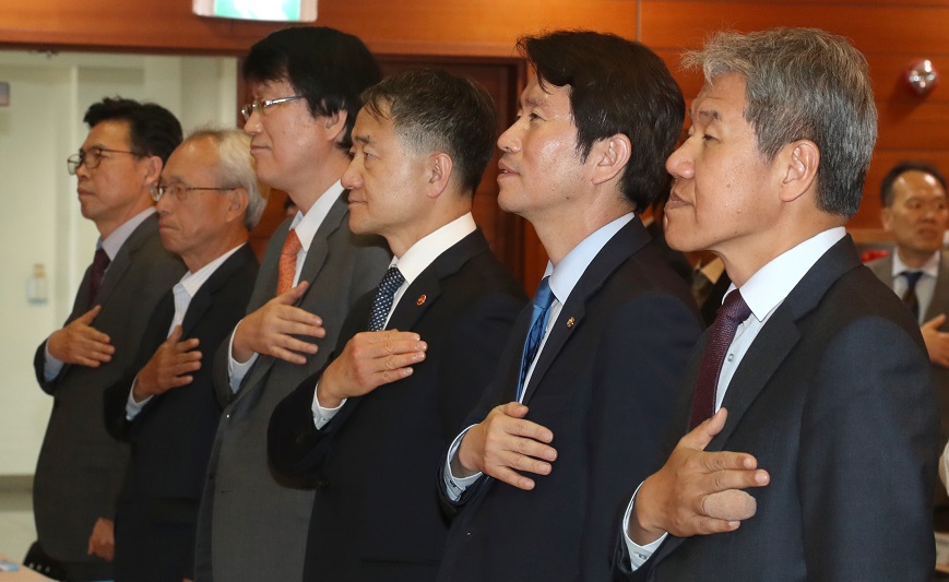 ▲일 오후 서울 중구 포스트타워에서 열린 '문재인 정부 2년, 경제ㆍ노동 정책의 성과와 과제' 토론회에서 참석자들이 국기에 대한 경례를 하고 있다. 왼쪽부터 홍장표 소득주도성장특별위원회 위원장, 문성현 경제사회노동위원회 위원장, 이제민 국민경제자문회의 부의장, 박능후 보건복지부 장관, 이인영 민주당 원내대표, 김수현 청와대 정책실장.(연합뉴스)