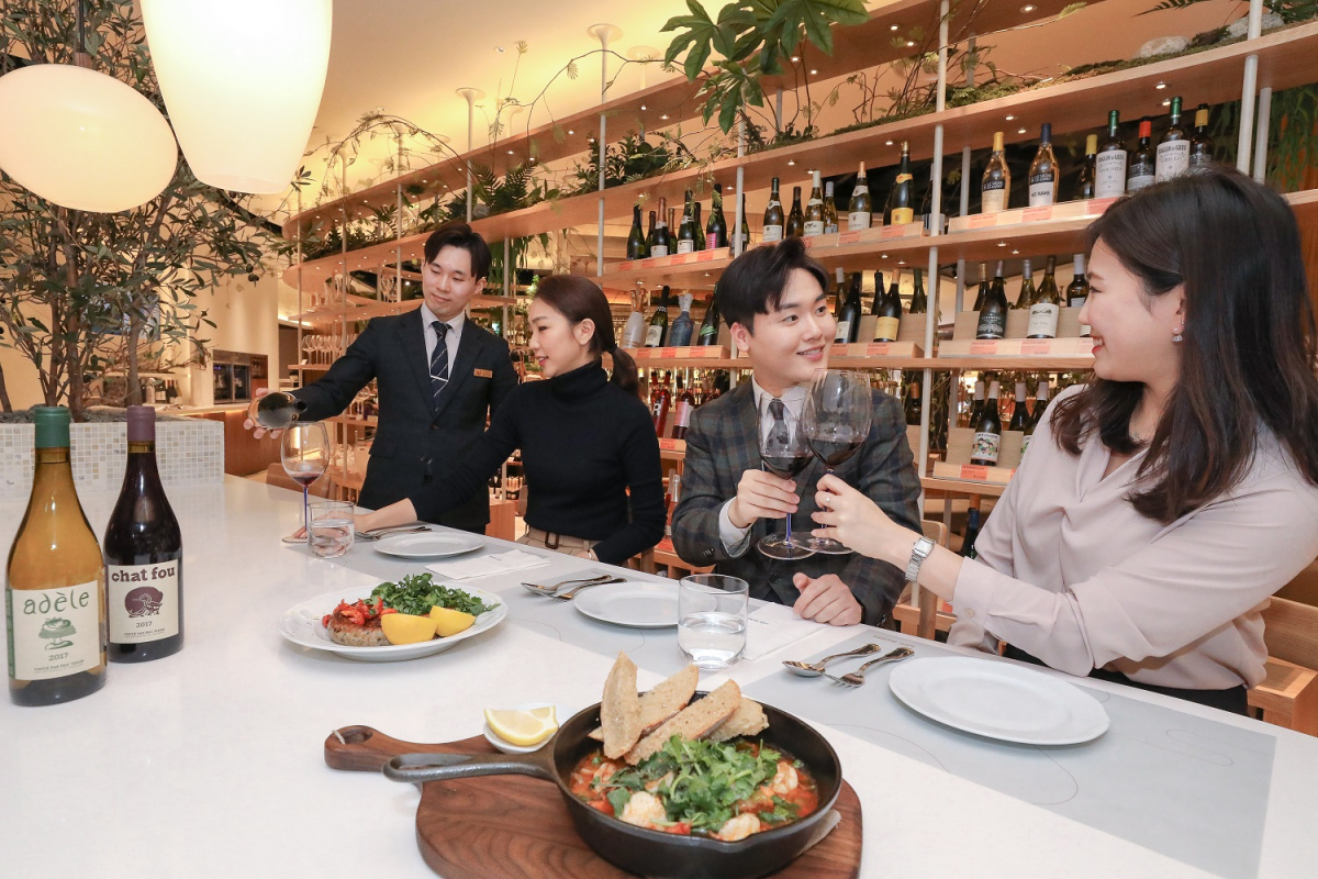 ▲업계 최대 규모의 와인 복합 매장 '현대백화점 와인웍스' (현대백화점)