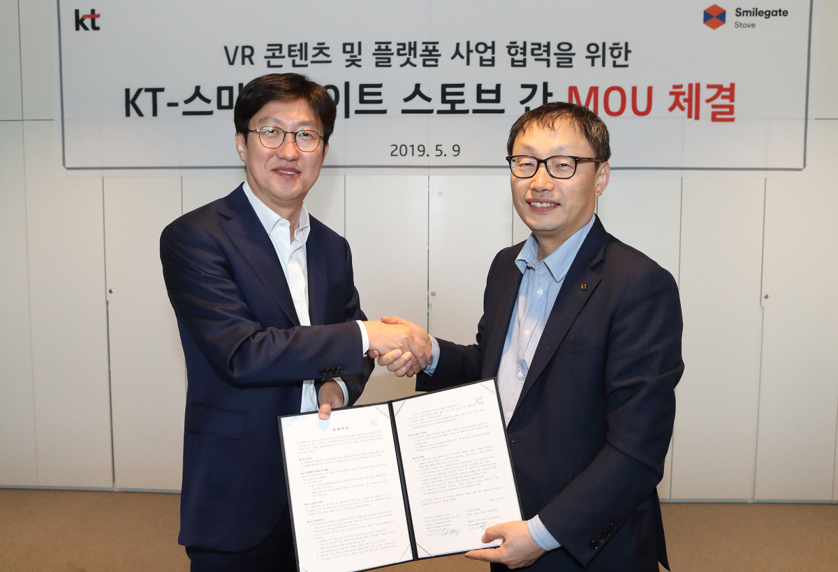 ▲협약식에 참석한 KT Customer&Media부문장 구현모 사장(오른쪽)과 스마일게이트 대외담당 양동기 사장(왼쪽)이 기념 촬영을 하고 있다.(사진제공= KT)