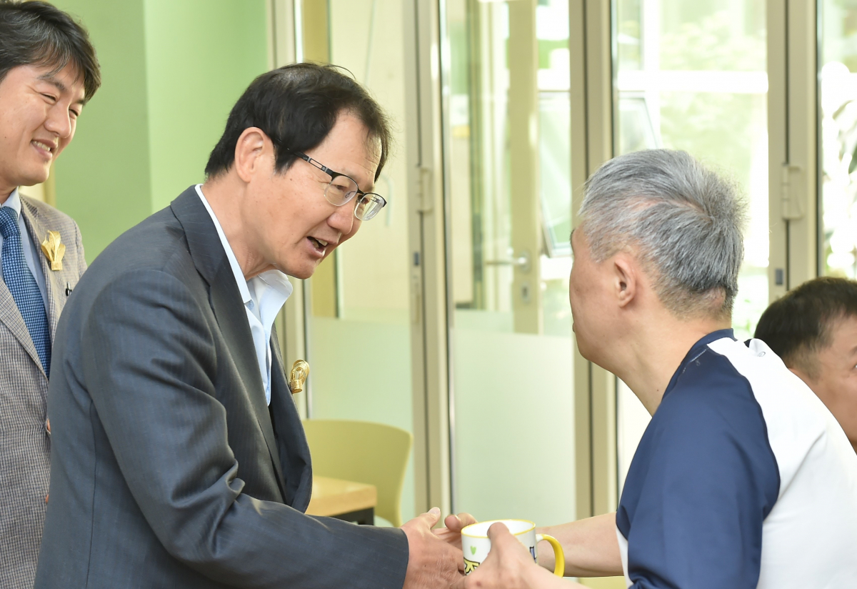 ▲박찬구 회장이 시설 거주인과 인사를 나누고 있다.(사진 제공=금호석유화학)