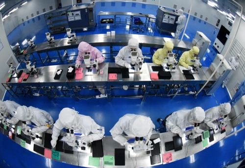 ▲4월30일(현지시간) 카메라 렌즈를 생산하는 중국의 한 공장에서 근로자들이 일하고 있다. 중국 장수성 롄윈강. /로이터연합뉴스
