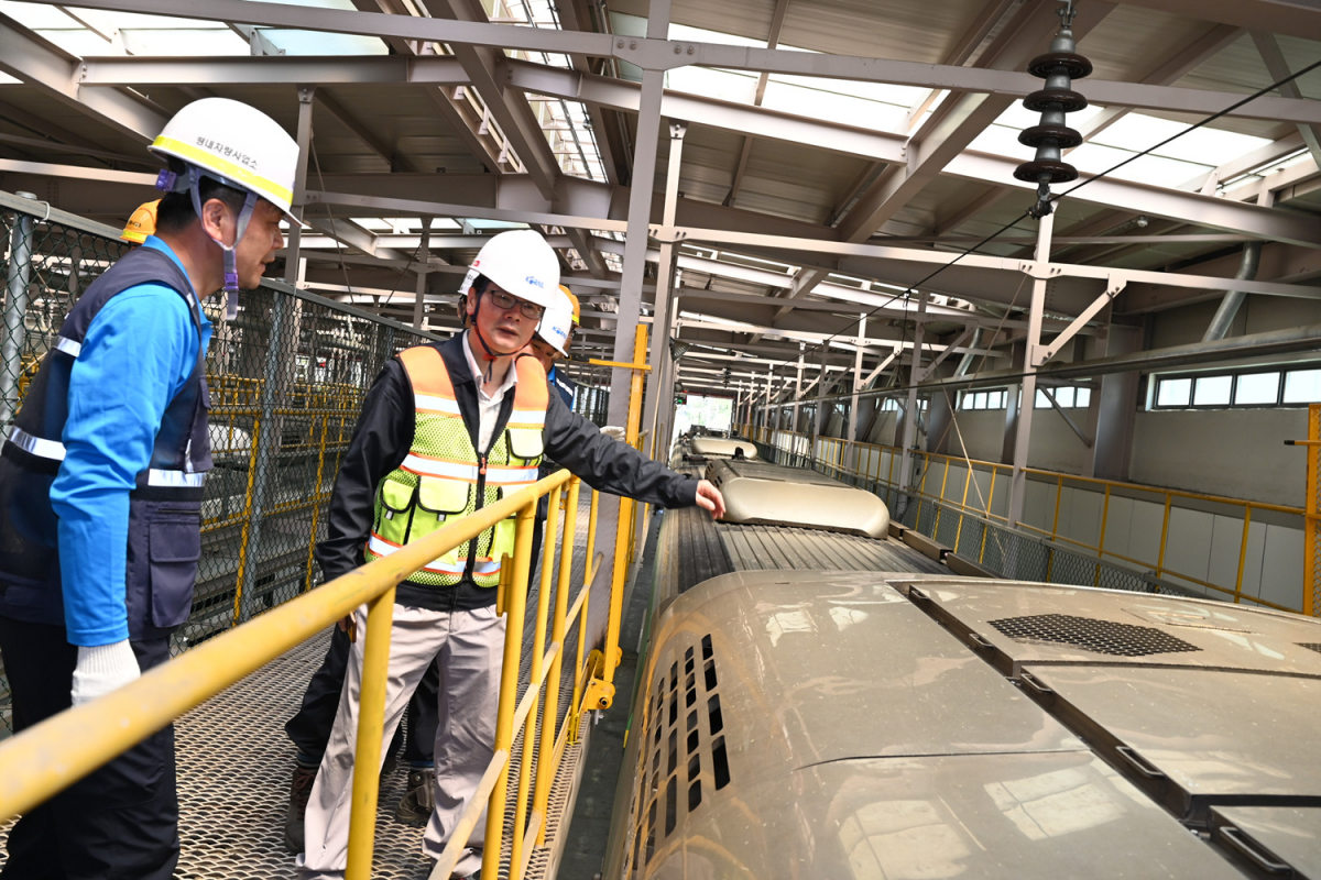 ▲손병석 코레일 사장이 11일 오후 경기도 남양주 평내차량기지에서 ITX-청춘 냉방장치 정비 작업을 둘러보고 있다.(사진제공=코레일)