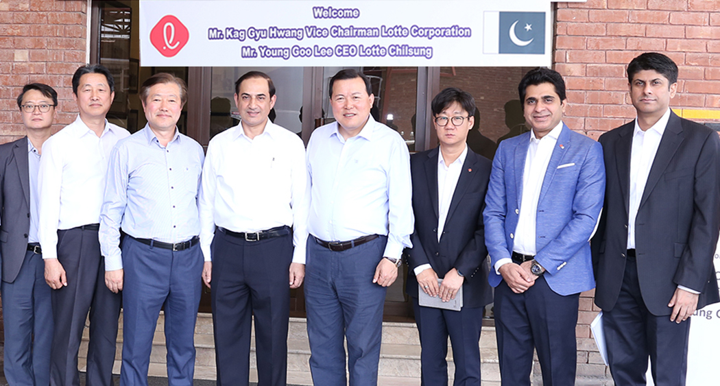 ▲롯데지주 황각규 부회장이 파기스탄 롯데 악타르 음료를 둘러본 후 관계자들과 기념촬영을 하고 있다(왼쪽 세번째부터 롯데칠성 이영구 대표, 롯데 악타르 음료 압둘 라티프 법인장, 롯데지주 황각규 부회장)(롯데 제공)