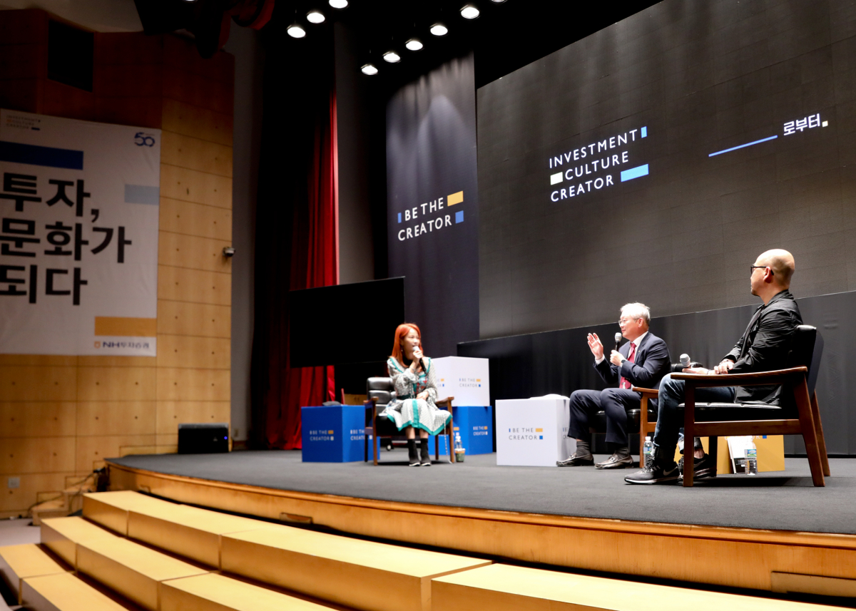 ▲정영채(가운데) NH투자증권 사장이 10일 오후 서울 여의도 본사에서 개최된 신규 브랜드 비전 선포행사에서 진행을 맡은 개그우먼 김지민의 질문에 답변을 하고 있다. (NH투자증권)