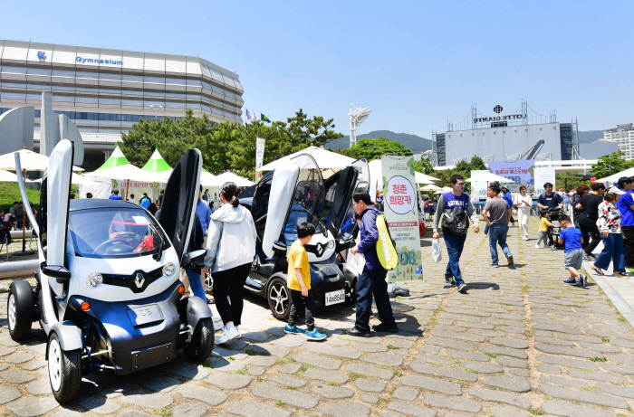 ▲‘2019 일루와 페스티벌’에 전시된 르노삼성자동차 전기차 '트위지'. 사진제공 르노삼성 