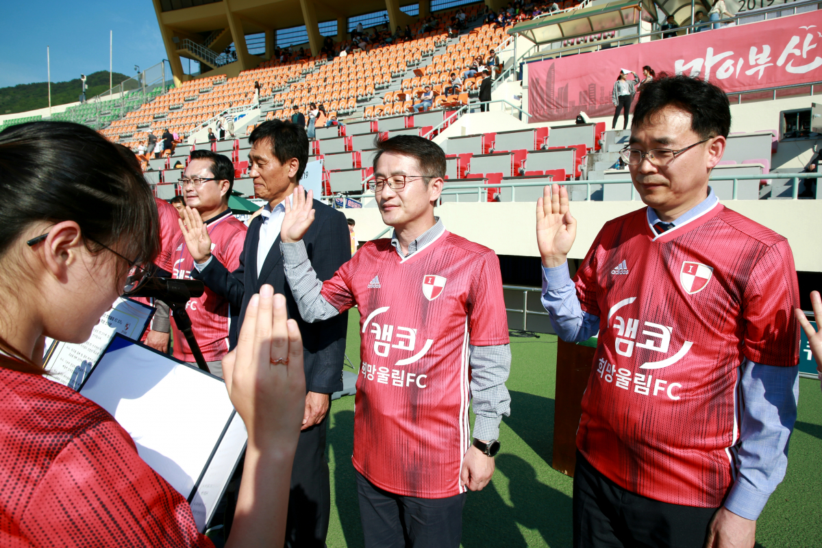 ▲문창용(오른쪽 두번째) 캠코 사장이 12일 부산 구덕경기장에서 열린 '캠코 희망울림 FC' 3기 어린이 축구단 발대식에서 학교 대표선수의 선서를 듣고 있다.(사진제공=캠코)