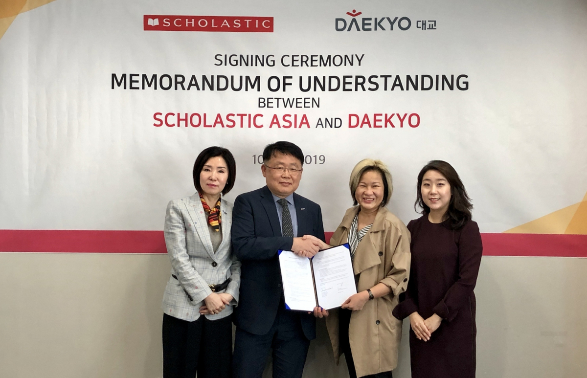 ▲(왼쪽부터)대교 김미희 상무와 대교 박동수 전무, 스콜라스틱 아시아 셀리나 리 부사장, 스콜라스틱 한국일본 이수연 지사장이 어린이 콘텐츠 개발을 위한 업무협약을 체결한 뒤 기념 촬영을 하고 있다.(사진제공=대교)