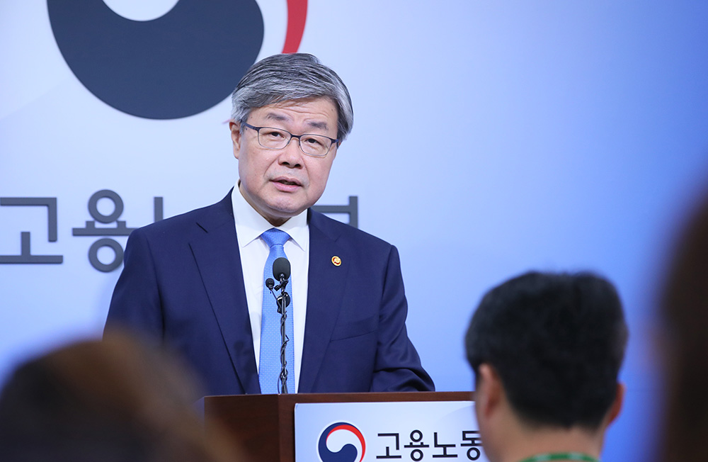 ▲이재갑 고용노동부 장관이 13일 세종시 정부세종청사 고용노동부에서 "2020년 적용 최저임금은 현행법 절차에 따라 진행하기로 결정했다"고 밝히고 있다. (연합뉴스)