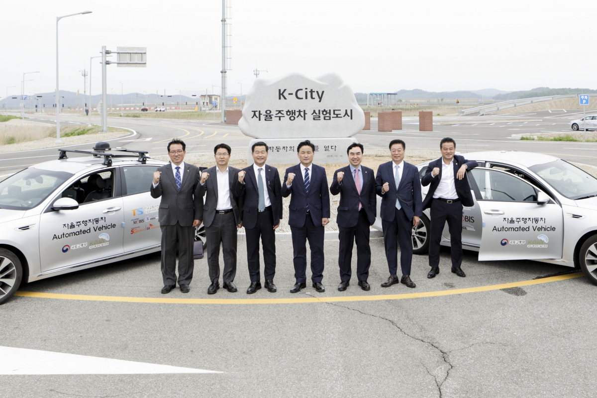 ▲국회 국토교통위원회 소속 윤관석 의원 등이 K-City를 방문해 기념촬영을 하고 있다. 왼쪽부터 류도정 한국교통안전공단 자동차안전연구원장, 김채규 국회 수석전문위원, 권병윤 한국교통안전공단 이사장, 김영진 국회의원, 윤관석 국회의원, 이규희 국회의원, 임종성 국회의원.(출처=교통안전공단)