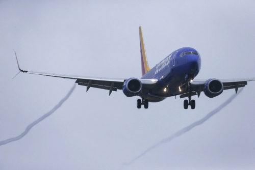 ▲3월 13일(현지시간) 사우스웨스트 항공의 보잉 737 맥스8 여객기가 미 텍사스주 휴스턴의 호비 공항에 착륙하는 모습. 워싱턴/AP뉴시스
