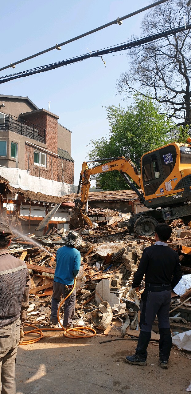 ▲3층(12m) 신식건물을 짓기 위해 한옥을 철거하는 모습(사진제공=서촌 한옥마을 주민)