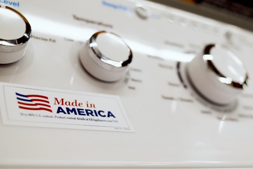 ▲제너럴일렉트릭(GE)의 세탁기에 ‘메이드 인 아메리카’ 표시가 보이고 있다. 중국 국무원은 13일(현지시간) 600억 달러 규모 대미국 수입품에 대한 관세를 최대 25%로 인상할 방침이라고 밝혔다. AP연합뉴스
