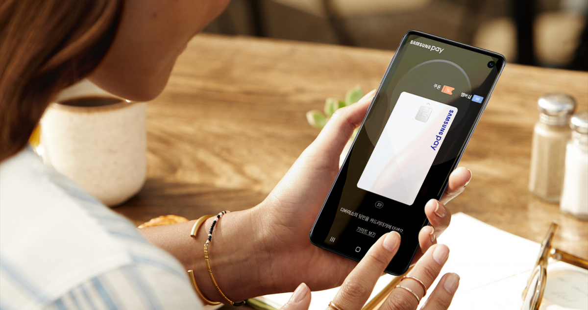 ▲갤럭시 S10으로 삼성 페이를 사용하는 모습(사진제공 삼성전자)