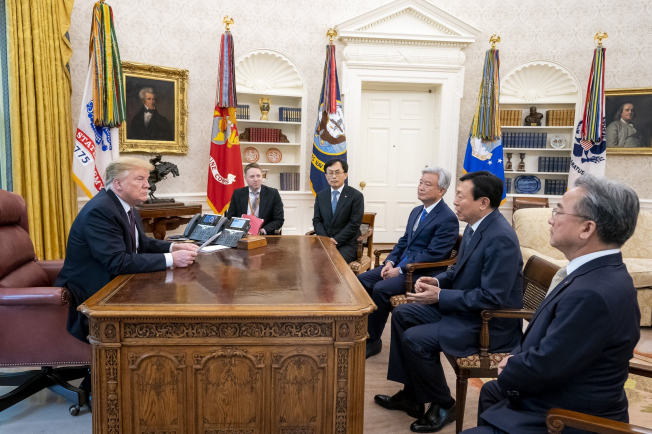 ▲(왼쪽부터) 도널드 트럼프 미국대통령, 매슈 포틴저 국가안전보장회의(NSC) 아시아 담당 선임보좌관, 김교현 롯데화학BU장, 조윤제 주미대사, 롯데그룹 신동빈 회장, 윤종민 롯데지주 경영전략실장.(사진제공=롯데)