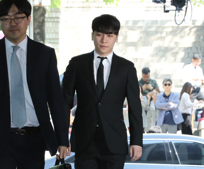 ▲해외 투자자 성매매 알선, 버닝썬 자금 횡령 등 혐의를 받는 가수 승리(29·이승현)가 14일 오전 서울 서초구 서울중앙지법으로 영장실질심사를 받기 위해 들어오고 있다.(뉴시스)