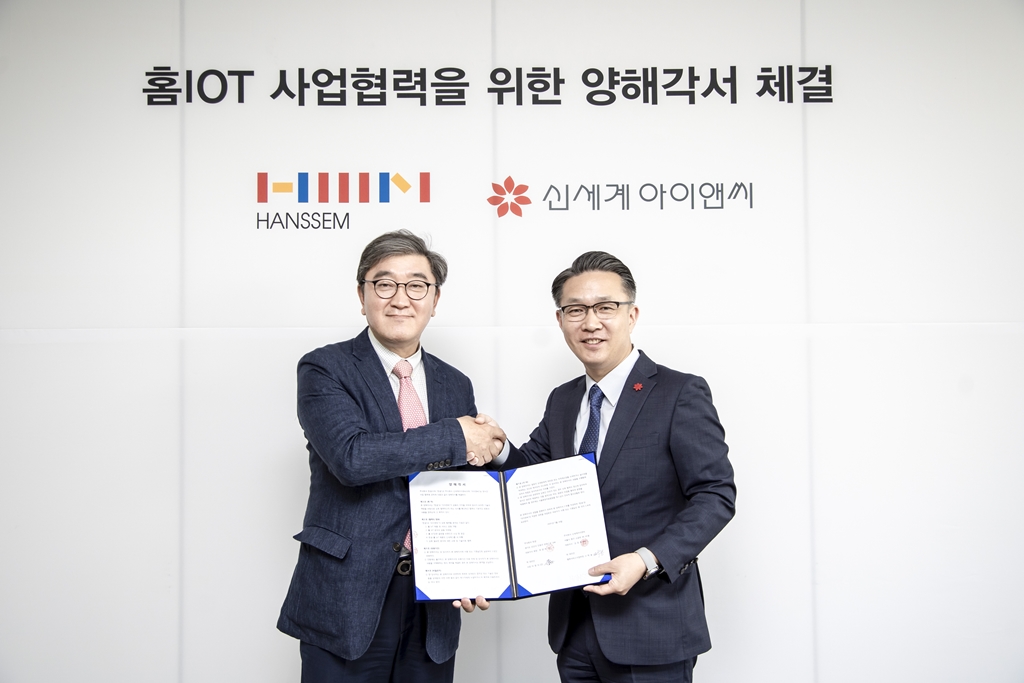 ▲이영식 한샘 사장(왼쪽)과 고학봉 밸류서비스사업부 상무가 업무 협약 후 기념촬영을 하고 있다.