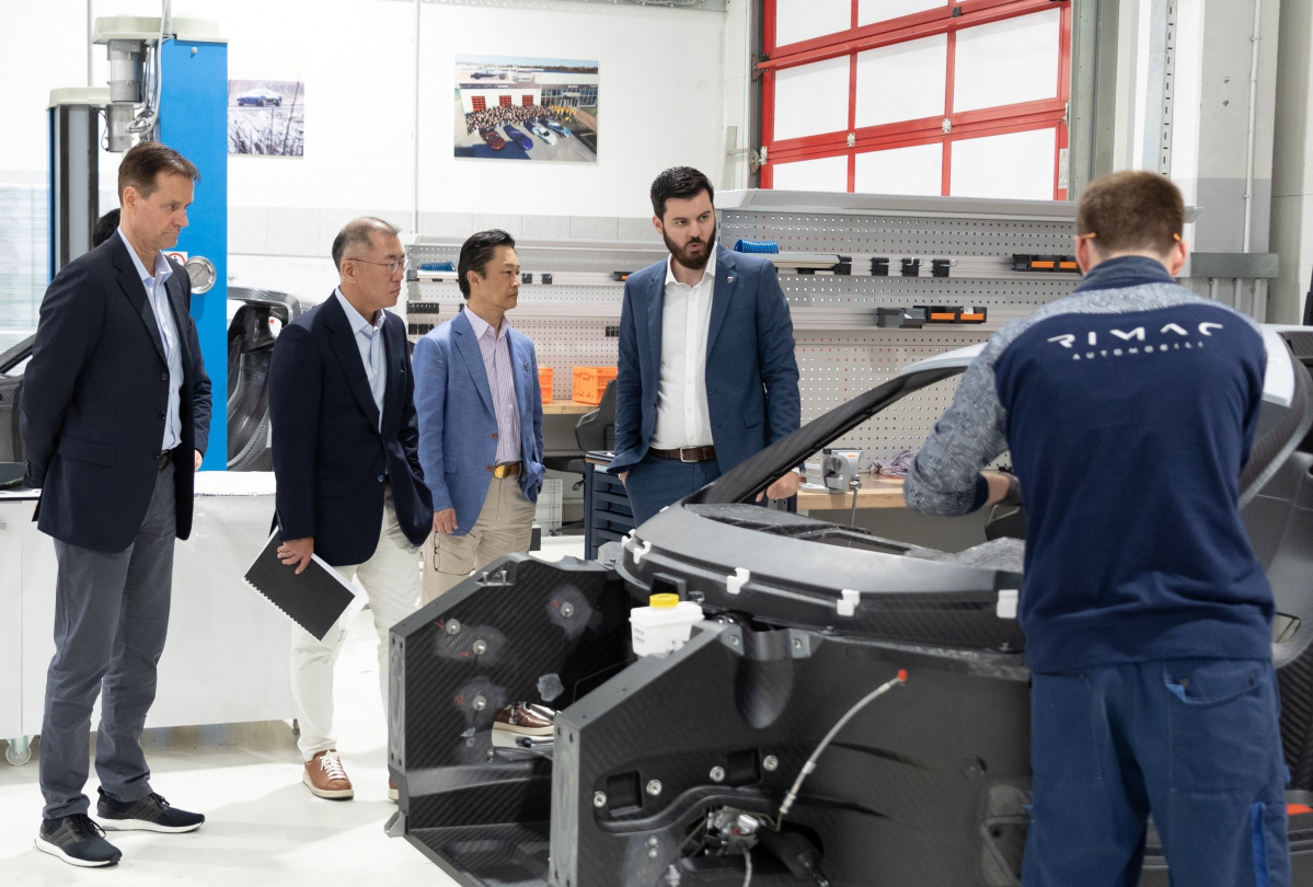 ▲현대차그룹 정의선 수석부회장(사진 좌측에서 두 번째)이 리막의 작업 현장에서 마테 미락 CEO(사진 좌측에서 네 번째)로부터 설명을 듣고 있는 모습. (사진제공=현대차)