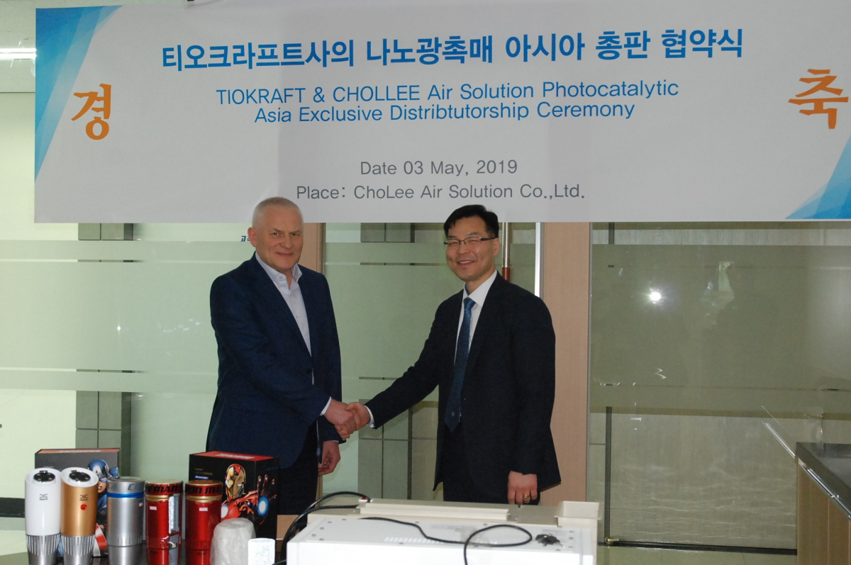 ▲이고르 르보비치(Balikhin Igor Lvovich) 티오크라프트(TIOKRAFT) 대표(가운데)와 이동섭 ㈜조이에어솔루(사진제공=조이에어솔루션)